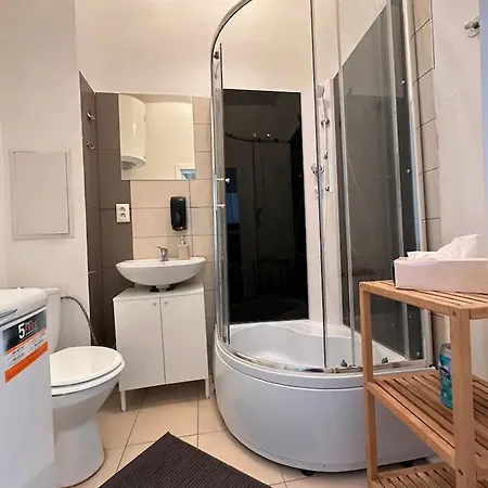 Rovao Apartment, 1-2 Guests, Free Parking & Wifi, 30min From Downtown 아파트 Rovinka