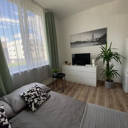 Rovao Apartment, 1-2 Guests, Free Parking & Wifi, 30min From Downtown * Rovinka