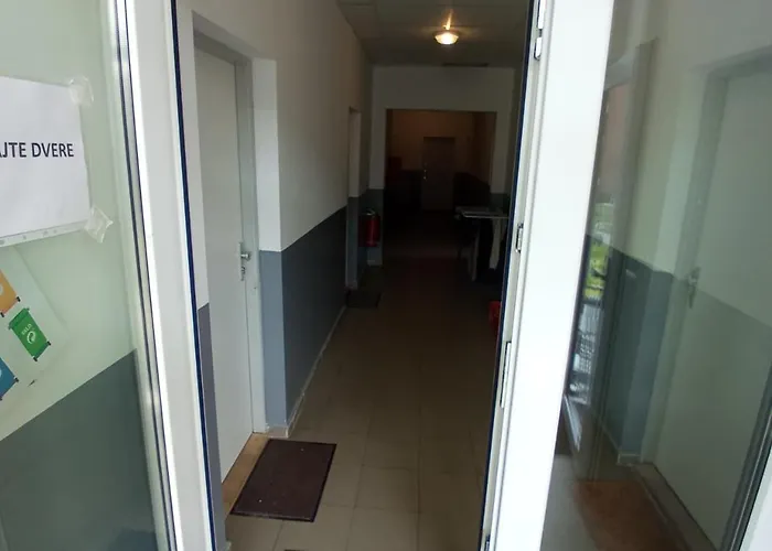 Rovao Apartment, 1-2 Guests, Free Parking & Wifi, 30min From Downtown شقة