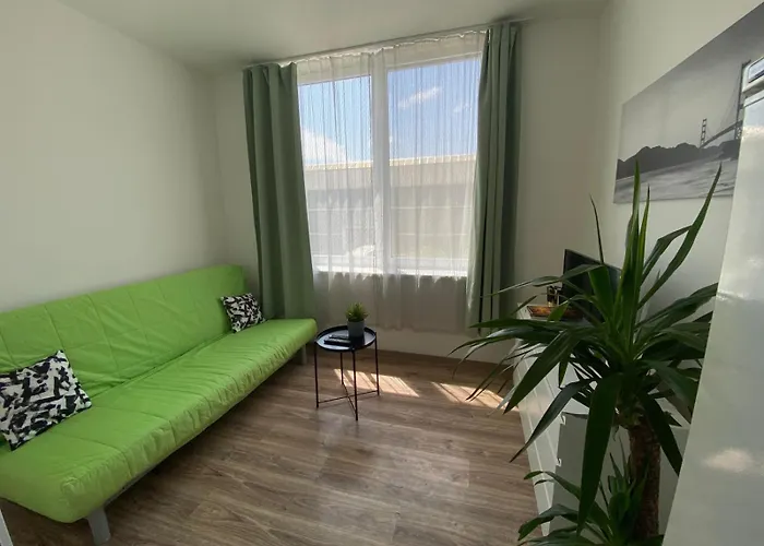 Rovao Apartment, 1-2 Guests, Free Parking & Wifi, 30min From Downtown شقة *