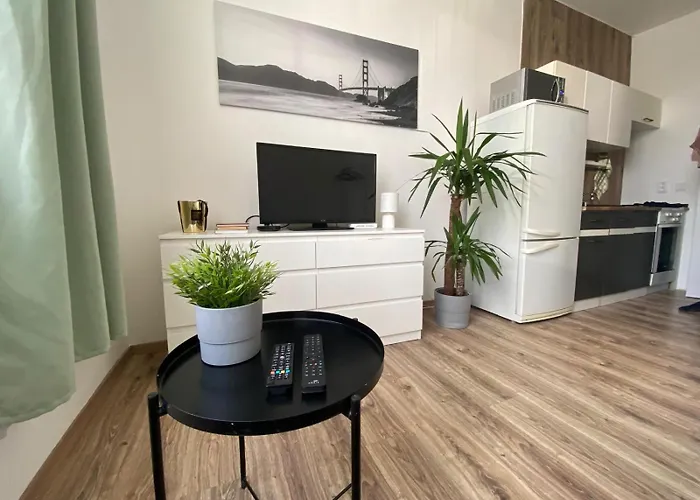 Rovao Apartment, 1-2 Guests, Free Parking & Wifi, 30min From Downtown شقة *